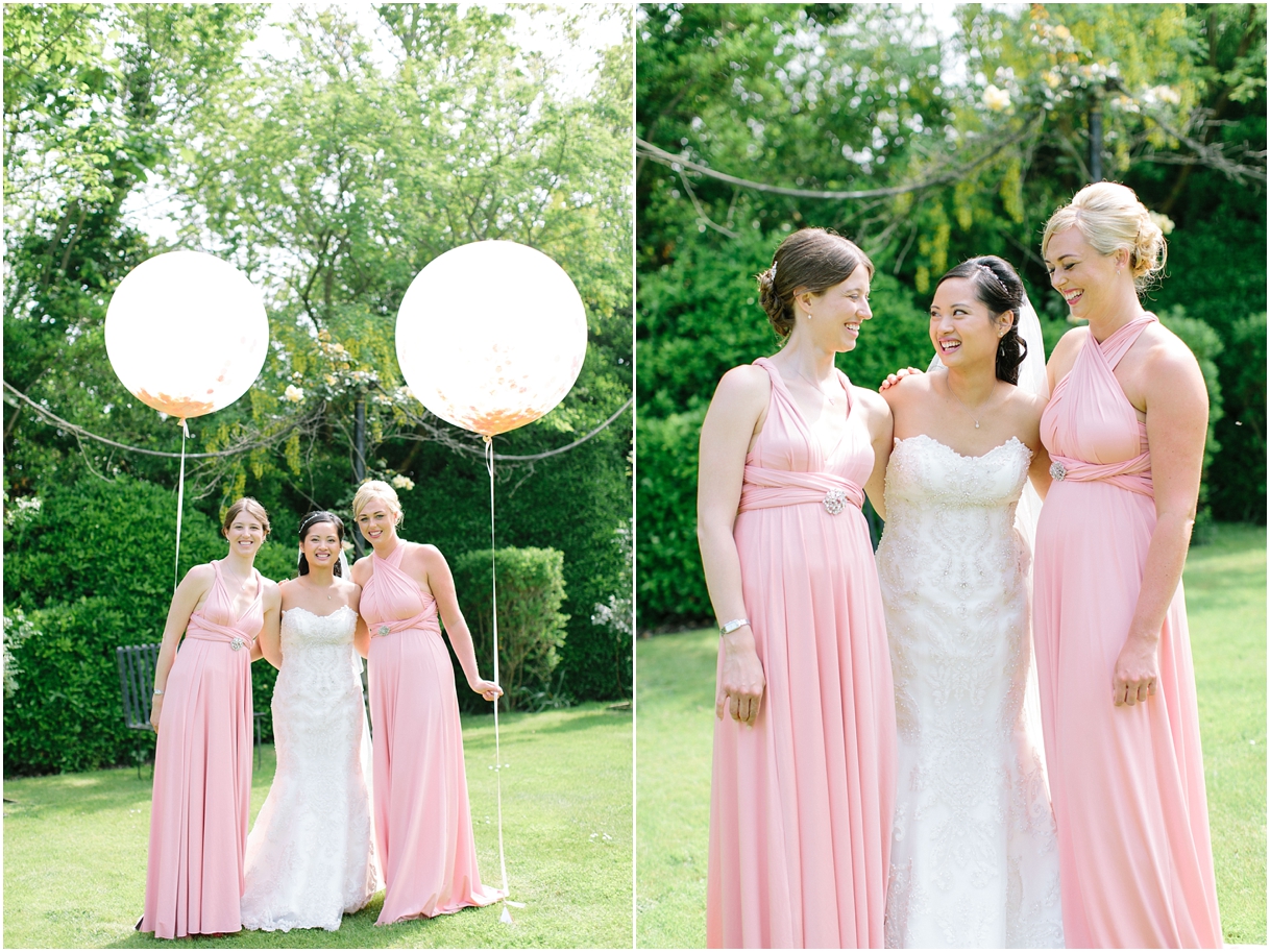 bridal-party-photo-with-giant-balloons
