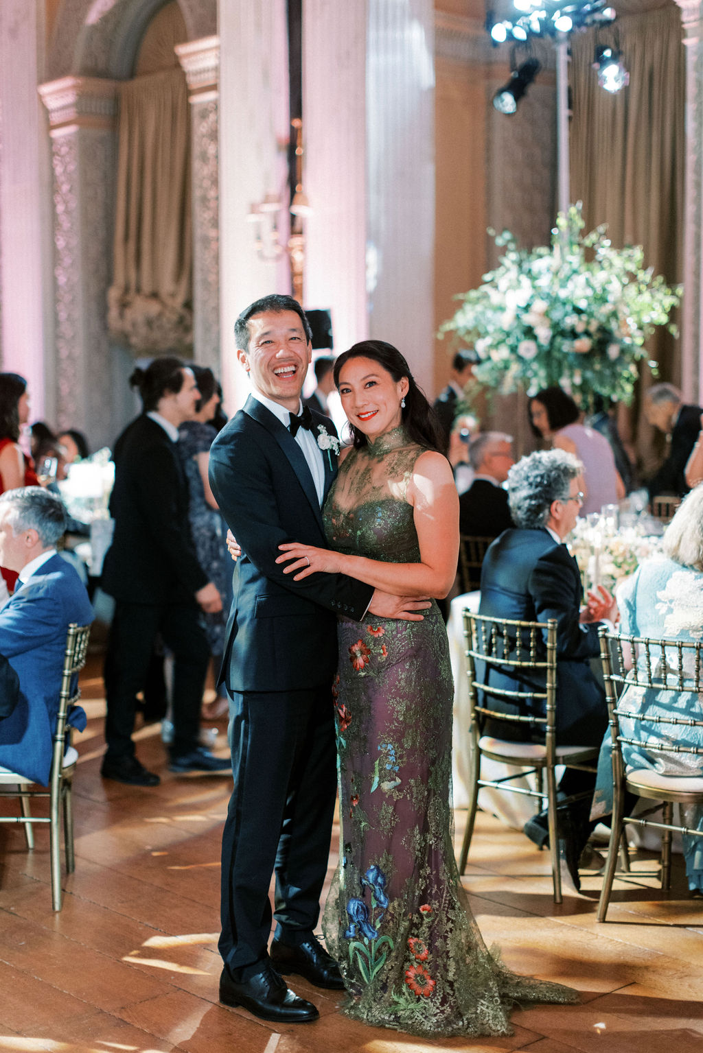 bride in traditional Hong Kong dress at Blenheim Palace wedding