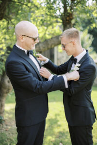 Grooms putting on buttonholes