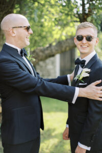 Grooms putting on buttonholes